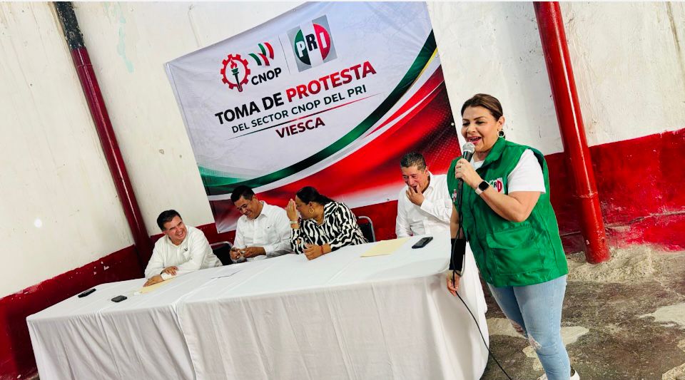 CNOPCoahuilaMX's tweet photo. Enfocados en el fortalecimiento de nuestro sector, la Mtra. Delia Margarita Siller Zùñiga tomó protesta a Carlos Eduardo Álvarez Ibarra para dirigir la #CNOPViesca. Con este acto, arranca un periodo de trabajo estratégico y proximidad social en beneficio de la comunidad. https://t.co/6HZZa5Ow8U