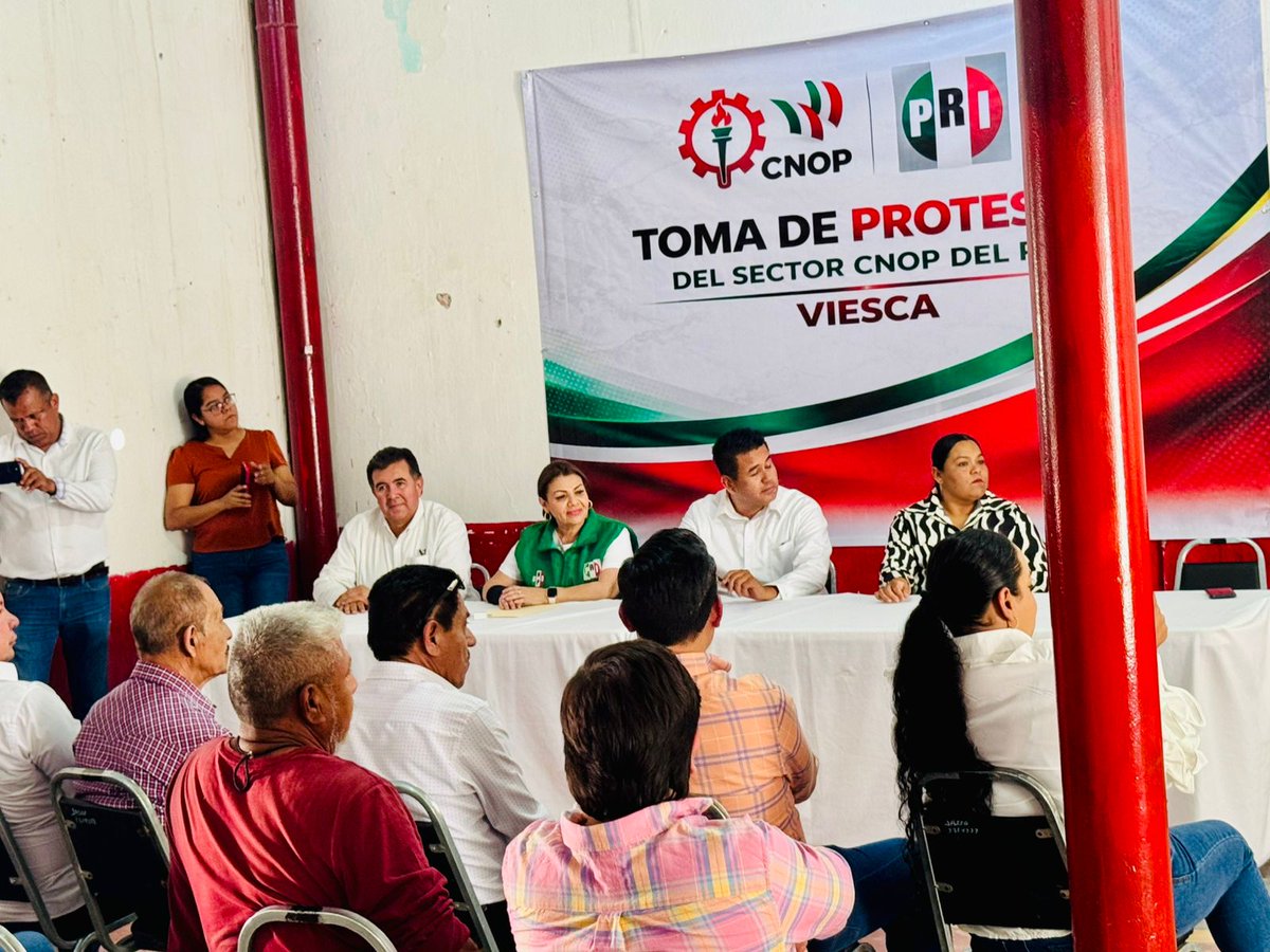 CNOPCoahuilaMX's tweet photo. Enfocados en el fortalecimiento de nuestro sector, la Mtra. Delia Margarita Siller Zùñiga tomó protesta a Carlos Eduardo Álvarez Ibarra para dirigir la #CNOPViesca. Con este acto, arranca un periodo de trabajo estratégico y proximidad social en beneficio de la comunidad. https://t.co/6HZZa5Ow8U