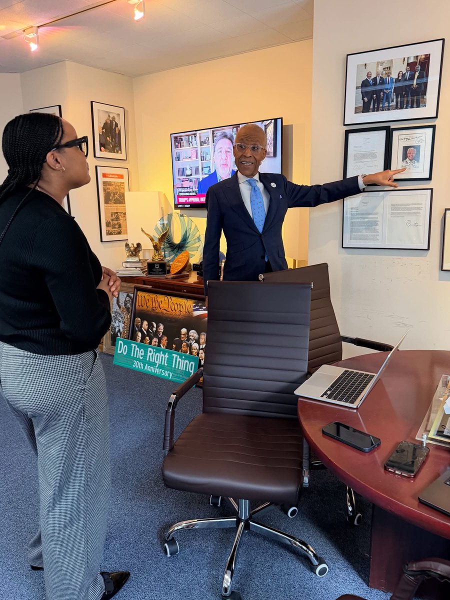 I’m showing memorabilia in my NAN corporate office to New York Times reporter Samantha Latson. 

📷: <a href="/rachelnoerd/">Rachel</a>