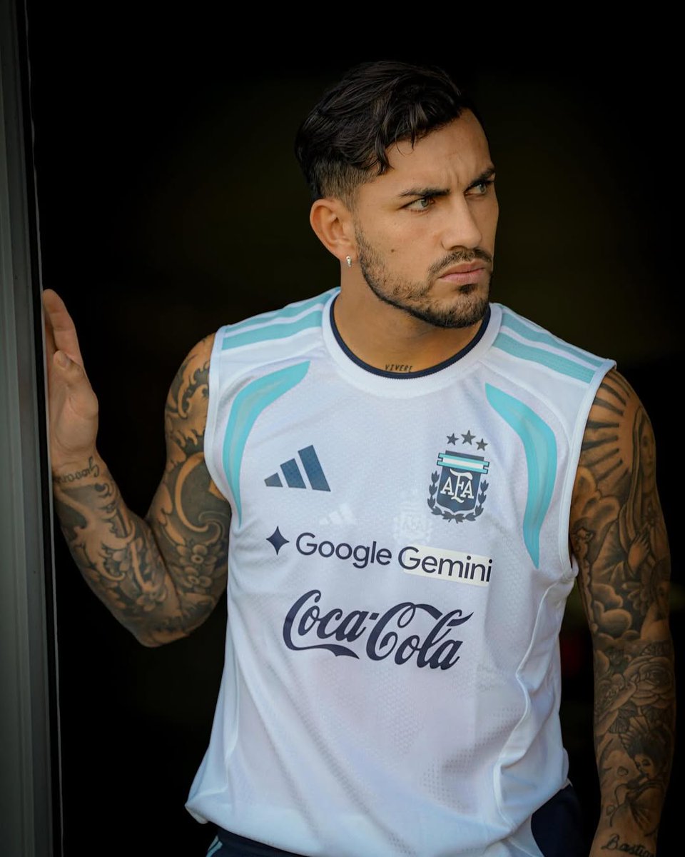 #𝟱 ⚡💙 tweet media