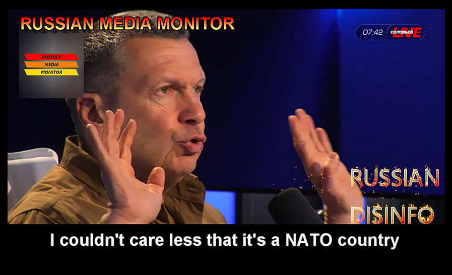 Julia Davis tweet media