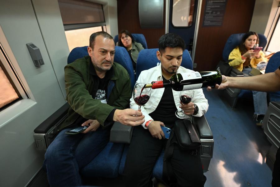 XHespanol's tweet image. ¿Qué tal un paseo en #tren por viñas, con comida y maridajes para disfrutar de las bellezas y el #vino chileno? 🍷🚉
#Chile promueve el #turismo vitivinícola con recorridos en tren por las viñas del extenso valle central que contemplan experiencias enoturísticas, patrimoniales y