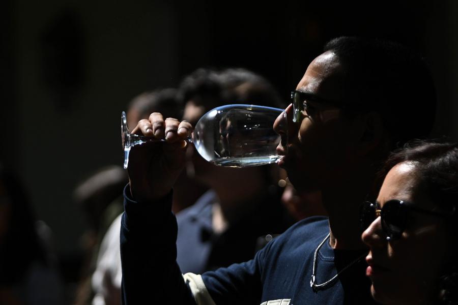 XHespanol's tweet image. ¿Qué tal un paseo en #tren por viñas, con comida y maridajes para disfrutar de las bellezas y el #vino chileno? 🍷🚉
#Chile promueve el #turismo vitivinícola con recorridos en tren por las viñas del extenso valle central que contemplan experiencias enoturísticas, patrimoniales y