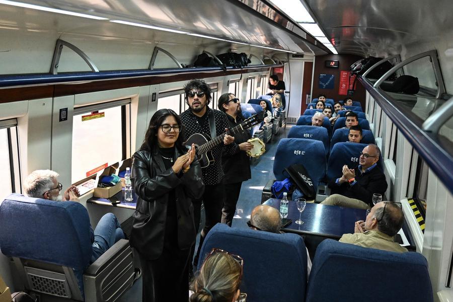 XHespanol's tweet image. ¿Qué tal un paseo en #tren por viñas, con comida y maridajes para disfrutar de las bellezas y el #vino chileno? 🍷🚉
#Chile promueve el #turismo vitivinícola con recorridos en tren por las viñas del extenso valle central que contemplan experiencias enoturísticas, patrimoniales y