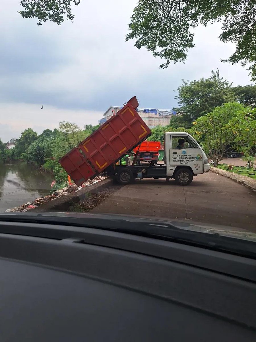 Dinas lingkungan hidup tapi buang sampah di sungai 🤣