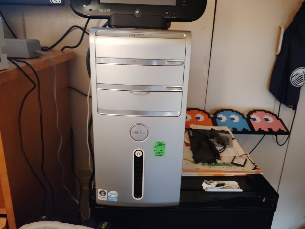 Krashworx184's tweet photo. Got this Dell Inspiron 530 from the Peddlers Mall today.

It boots and POSTs, but sometimes I wish I had a keyboard for it...

You know, to be honest, it kind of looks like the child of a Dell Dimension and a Power Mac G4 (which I kinda like), to me, at least. https://t.co/m8PyM57QUA