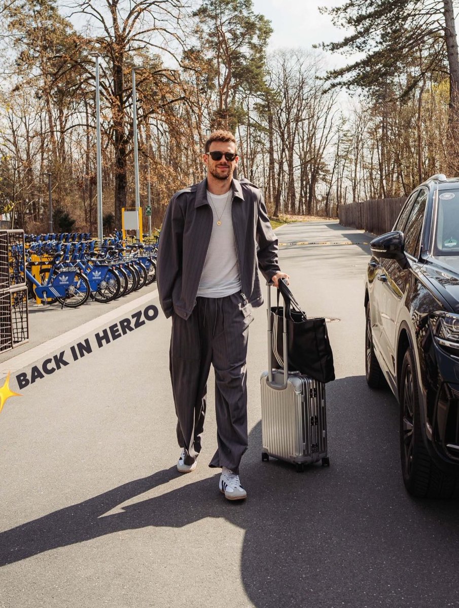 𝖬𝗂𝗍𝖼𝗁; tweet media