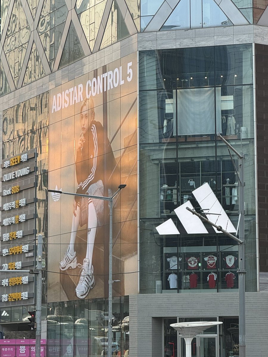 El ad gigante para Felix x Adidas 🔥