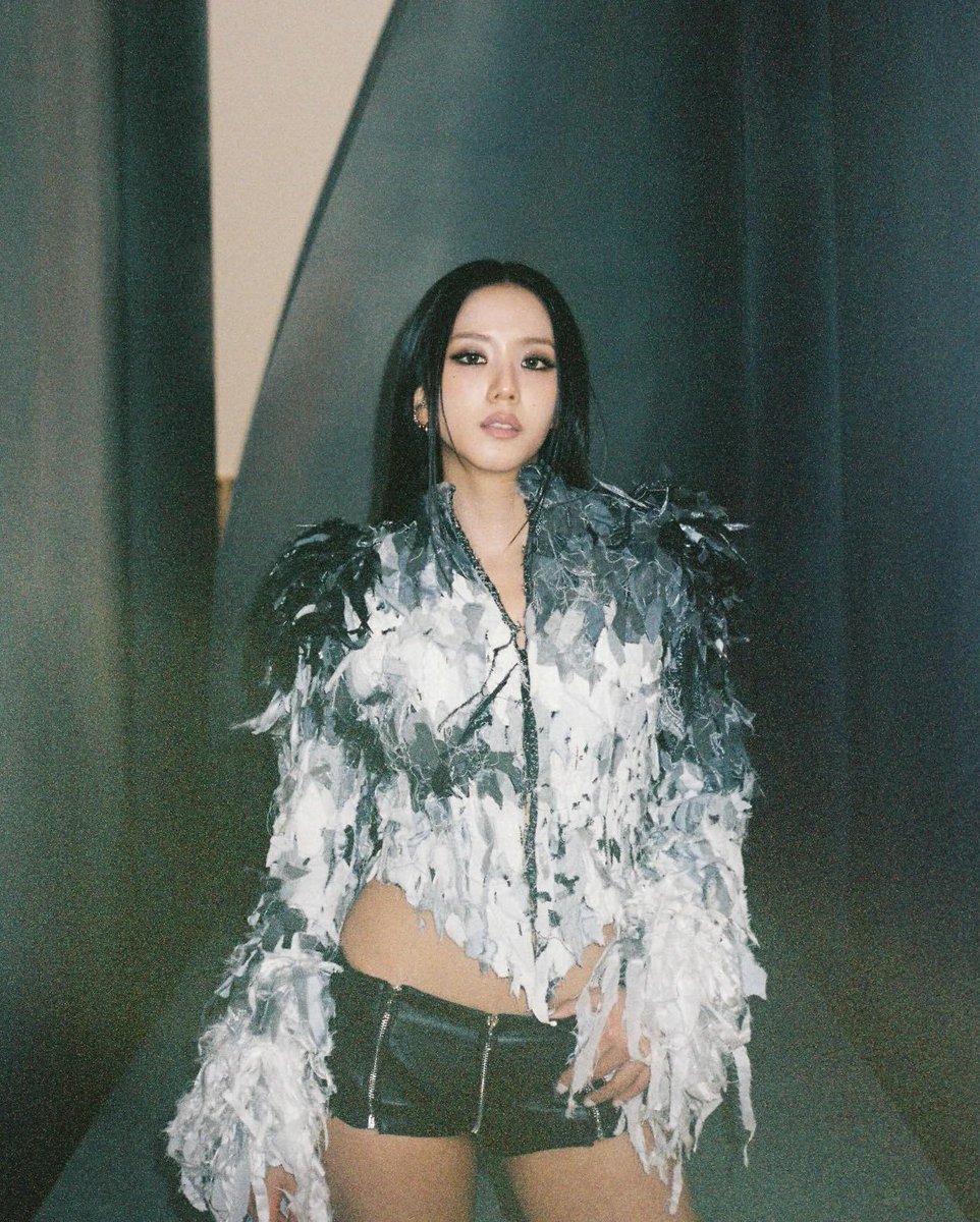 spinorbinmusic's tweet photo. Jisoo is looking absolutely stunning in these new photos 😍✨
Elegant, radiant, and effortlessly captivating—she truly shines every time 👑💫
#JISOO #BLACKPINK #VisualQueen #KpopVisuals #Stunning https://t.co/xRlQuuk5OQ
