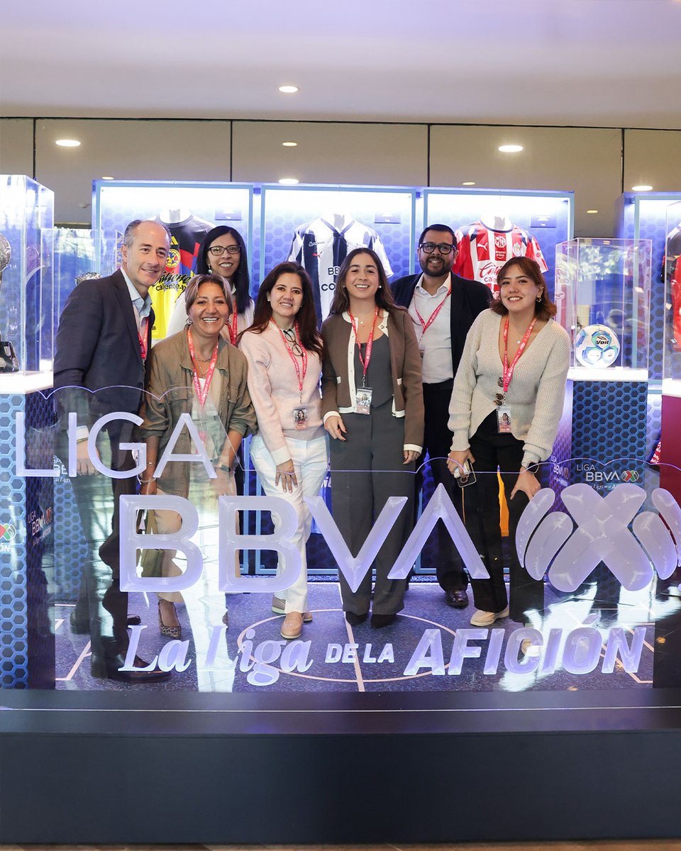 LigaBBVAMX's tweet image. 10 años se viven con la gente. 💙

Hoy celebramos una década de la #TorreBBVA junto a quienes le dan sentido a todo: la afición. 🙌

Risas, pasión y momentos que nos recuerdan que el futbol se construye dentro y fuera de la cancha. 🎉

#LaLigaDeLaAfición 🌟 @BBVA_Mex