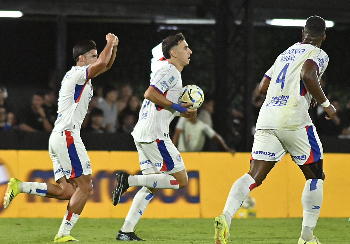 RadarAzulgrana's tweet photo. 🔵🔴 #SanLorenzo igualó 1-1 ante Riestra por la Fecha 12 del Torneo Apertura.
Está 9no con 14pts (3G, 5E, 3P)
💬 ¿Qué te pareció el debut de Gustavo Álvarez como DT? https://t.co/2zDvPjpfA2