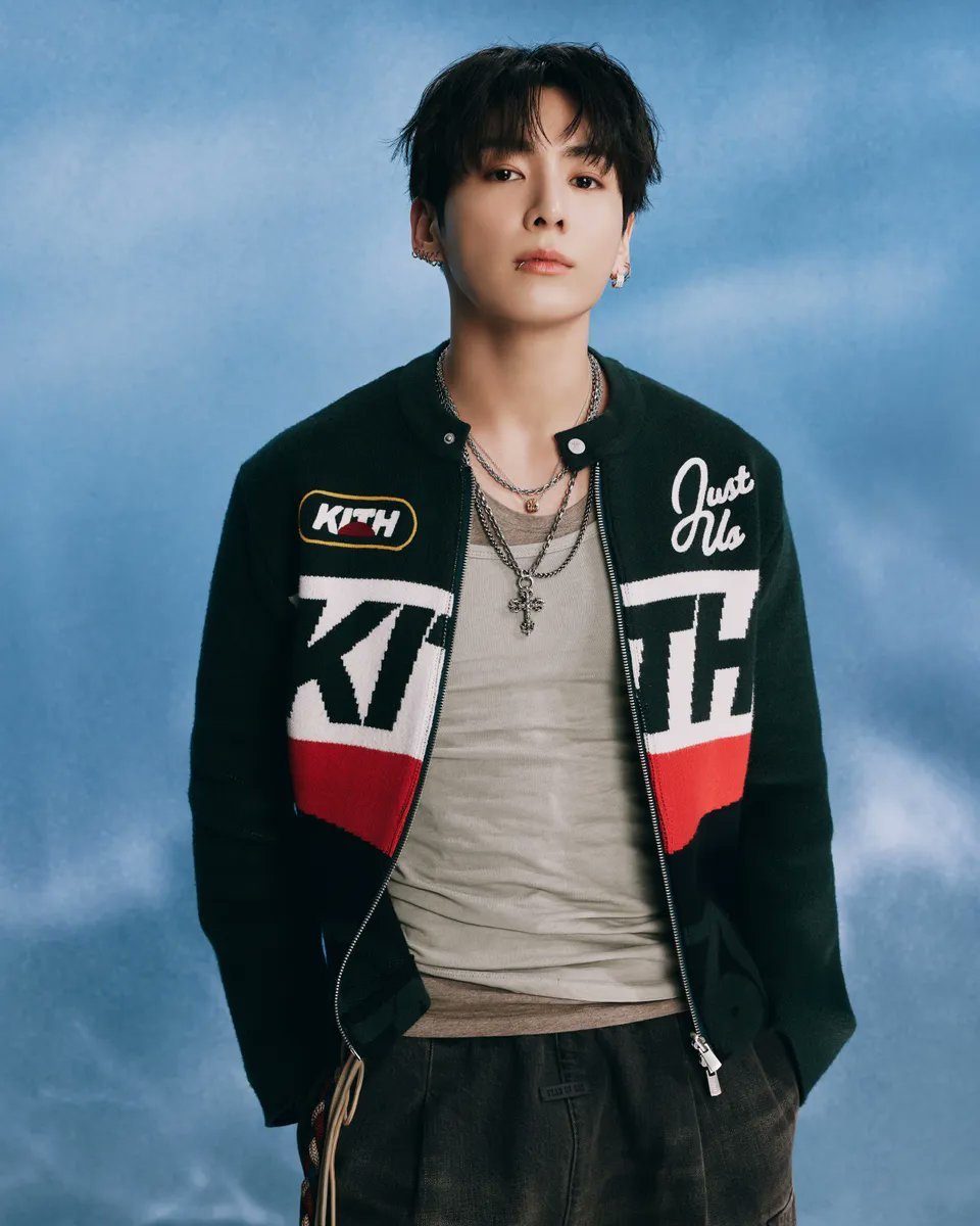 spinorbinmusic's tweet image. Jungkook is serving effortless, casual visuals for GQ 😍✨

Cool, relaxed, and undeniably handsome—he makes it look way too easy 🔥

#Jungkook #BTS #GQ #KpopStyle #Visuals #GlobalStar