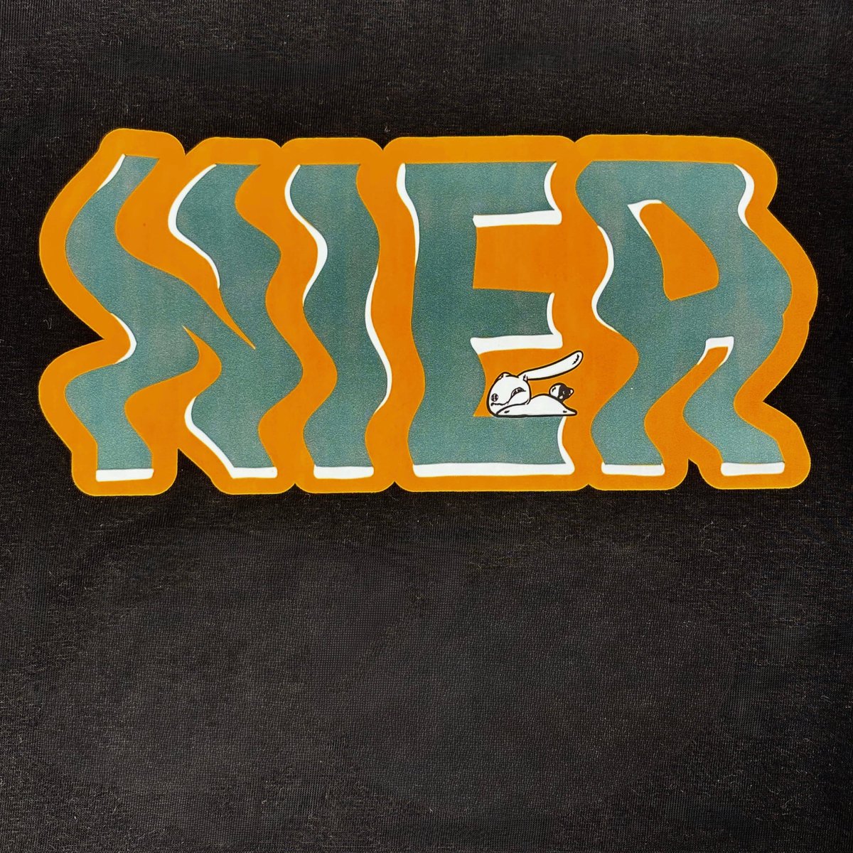 NieR_tokyo's tweet photo. 🚫新作商品案内🚫

ORANGE WAVE LOGO BIG T-SHIRT

波打つロゴに、さりげなく潜むNIERちゃん。
オレンジ×ブラックのコントラストが映える一枚。
ユニセックス仕様です。 

是非チェックしてみてください🐰
https://t.co/ADa08J0wnY https://t.co/8VDoqK3cH1