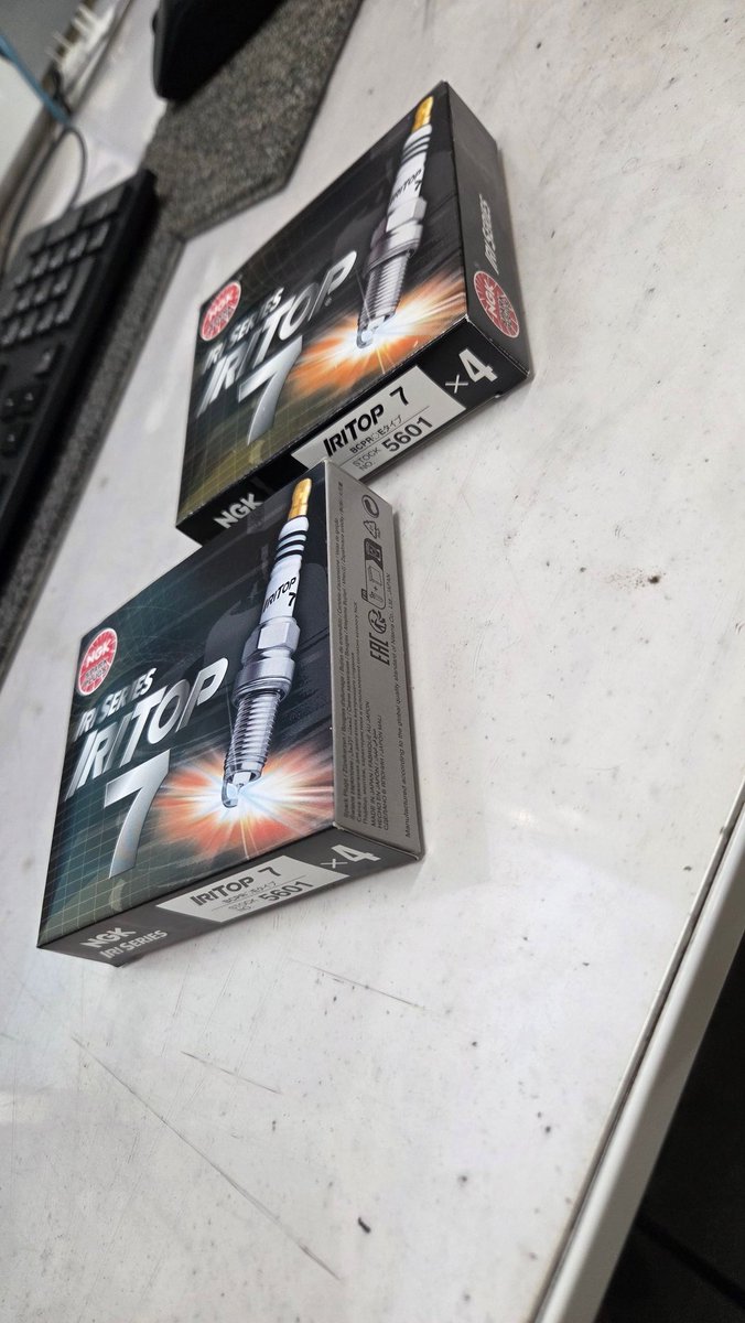 oozzaa110's tweet photo. 直近ネットで買ったプラグが偽物で萎えたwww 前のと比較w
鈍い俺でも走ると　んん？？って感じたw
気を付けましょう😅
さすがに仕様変更してないすよね？www https://t.co/vzGZ9Ov7XC