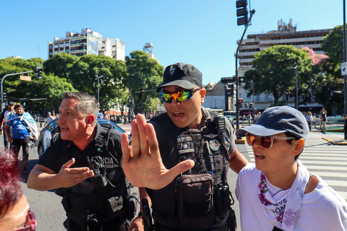 somejazzsome's tweet photo. @xana_rod Hola, estuve cubriendo la marcha y le saqué fotos a la situación sin entender mucho lo que estaba pasando, ahora entiendo que eras vos! https://t.co/o0vNKYYw9F
