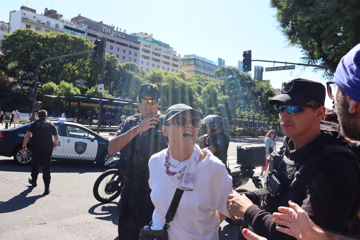<a href="/xana_rod/">Xana Rodriguez💚</a> Hola, estuve cubriendo la marcha y le saqué fotos a la situación sin entender mucho lo que estaba pasando, ahora entiendo que eras vos!