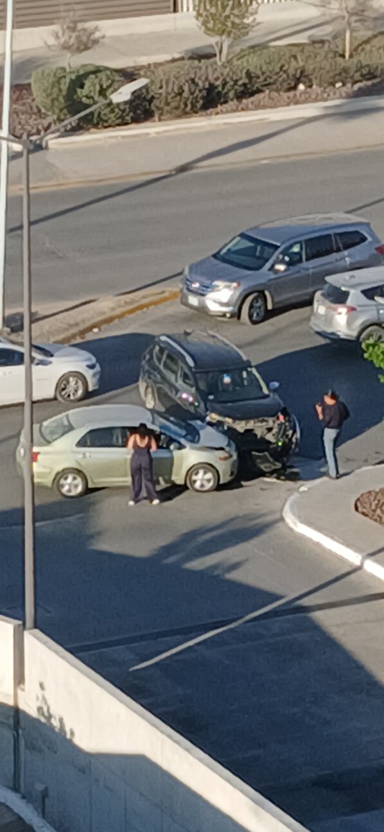 LeonhardTraffic's tweet photo. Otra vez en la mala planeación de entrada a #paseovillalta #Saltillo @policiasaltillo @saltillog https://t.co/EKAF805SYS