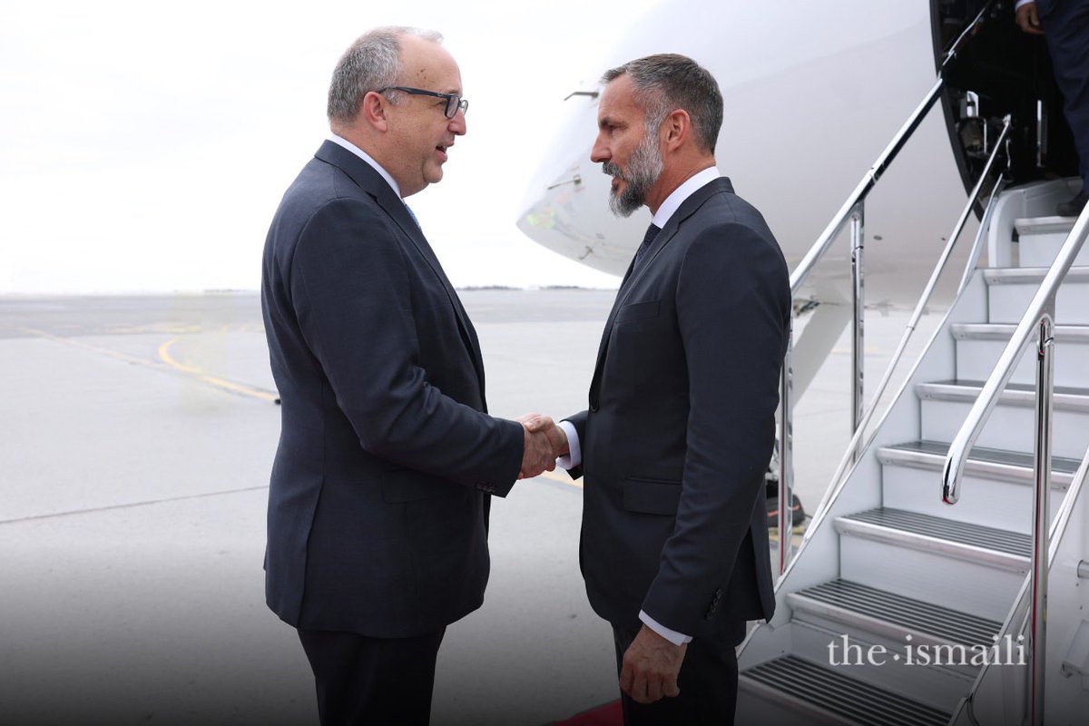 IsmailiInfo's tweet photo. @TheIsmaili 
This afternoon, Mawlana Hazar Imam arrived in the Canadian capital for a seven-day visit during which he will spend time with his Jamats across Eastern Canada.

He was warmly welcomed by Sébastien Carrière, Chief of Protocol of Canada; The Honourable Marc Miller, Minister of Canadian Identity and Culture, and Minister responsible for Official Languages; Dr Mahmoud Eboo, Representative of the Delegation of the Ismaili Imamat to Canada; The Honourable Farah Mohamed, Senator of Canada; Taleeb Noormohamed, Parliamentary Secretary to the Minister of Artificial Intelligence and Digital Innovation; Ismaili Council for Canada President, Ameerally Kassim-Lakha; and a delegation of Jamati leaders. 

Photo credits: IPL / Akbar Hakim