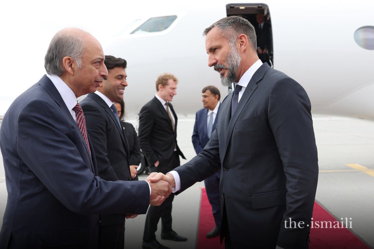 IsmailiInfo's tweet photo. @TheIsmaili 
This afternoon, Mawlana Hazar Imam arrived in the Canadian capital for a seven-day visit during which he will spend time with his Jamats across Eastern Canada.

He was warmly welcomed by Sébastien Carrière, Chief of Protocol of Canada; The Honourable Marc Miller, Minister of Canadian Identity and Culture, and Minister responsible for Official Languages; Dr Mahmoud Eboo, Representative of the Delegation of the Ismaili Imamat to Canada; The Honourable Farah Mohamed, Senator of Canada; Taleeb Noormohamed, Parliamentary Secretary to the Minister of Artificial Intelligence and Digital Innovation; Ismaili Council for Canada President, Ameerally Kassim-Lakha; and a delegation of Jamati leaders. 

Photo credits: IPL / Akbar Hakim