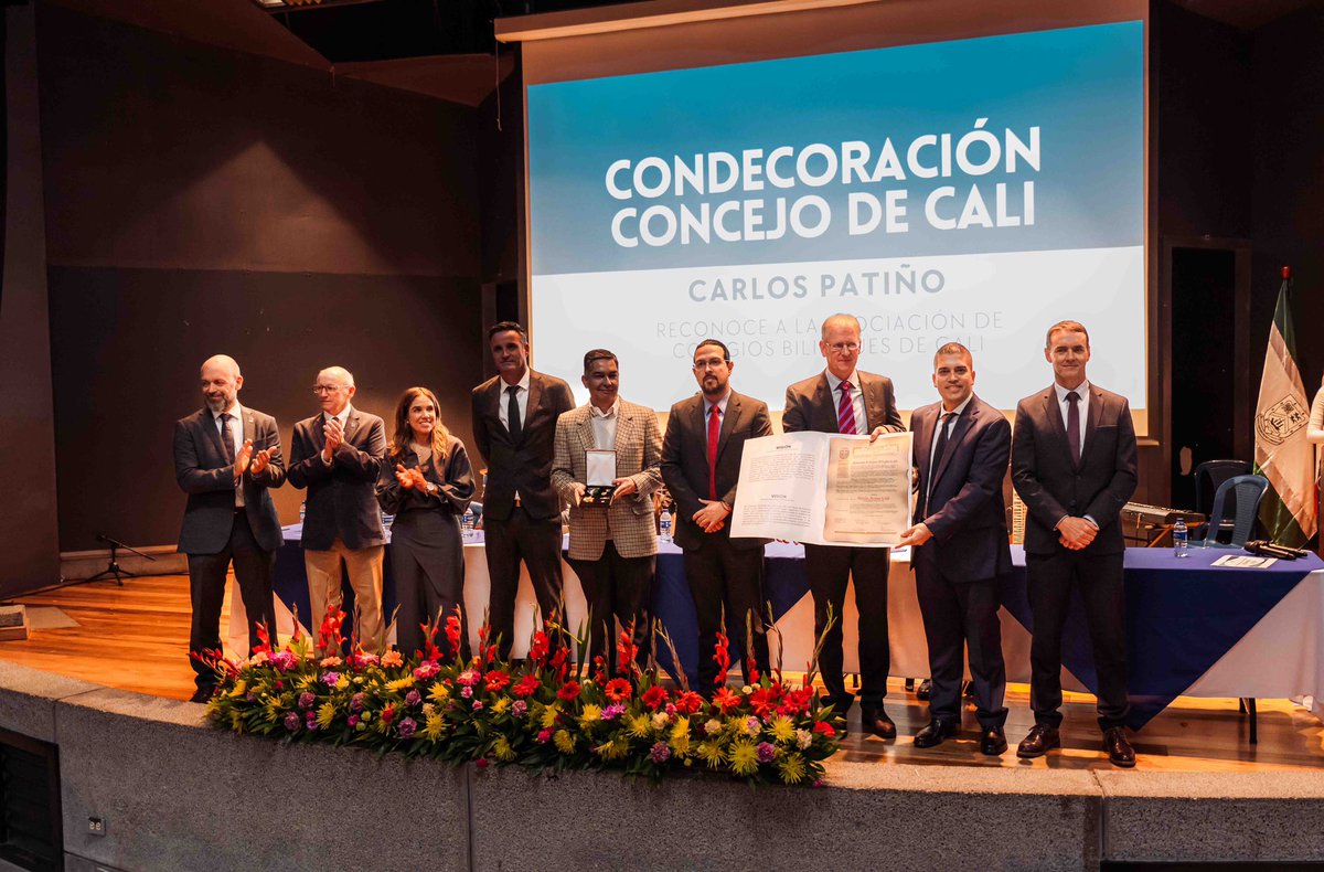 carlospatinoco's tweet photo. Impulsar los modelos educativos con visión de gobernanza global es imprescindible para crear un ecosistema de desarrollo territorial sostenible en el tiempo. 

Los jóvenes son agentes fundamentales en la transformación de las sociedades, por eso hoy, en el marco del Modelo ONU 2026 en @icesi, condecoramos a @asobilca como una organización que aporta al liderazgo y la educación en la ciudad.

Estos espacios son una oportunidad gigante para que los jóvenes participen en la construcción de ciudades incluyentes e innovadoras.