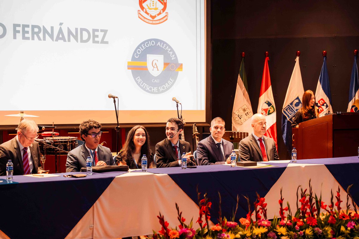 carlospatinoco's tweet photo. Impulsar los modelos educativos con visión de gobernanza global es imprescindible para crear un ecosistema de desarrollo territorial sostenible en el tiempo. 

Los jóvenes son agentes fundamentales en la transformación de las sociedades, por eso hoy, en el marco del Modelo ONU 2026 en @icesi, condecoramos a @asobilca como una organización que aporta al liderazgo y la educación en la ciudad.

Estos espacios son una oportunidad gigante para que los jóvenes participen en la construcción de ciudades incluyentes e innovadoras.