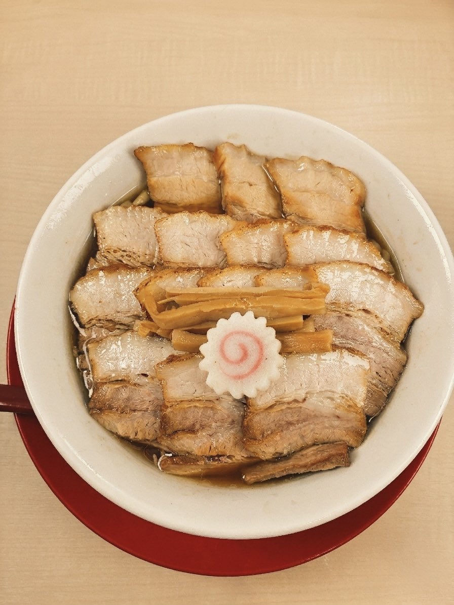 「肉そば」再ブレイクです😋

以前からあった「#肉そば」ですが、リニューアルに伴い、店頭ポスターでも改めて大きくアピール🥳✨

オーダー増えてます♪

チャーシューが丼いっぱい🍖肉量210gで、麺量より多いです😆麺ももっと食べたい！という方は、麺増量を。着席してからも増やせます👌