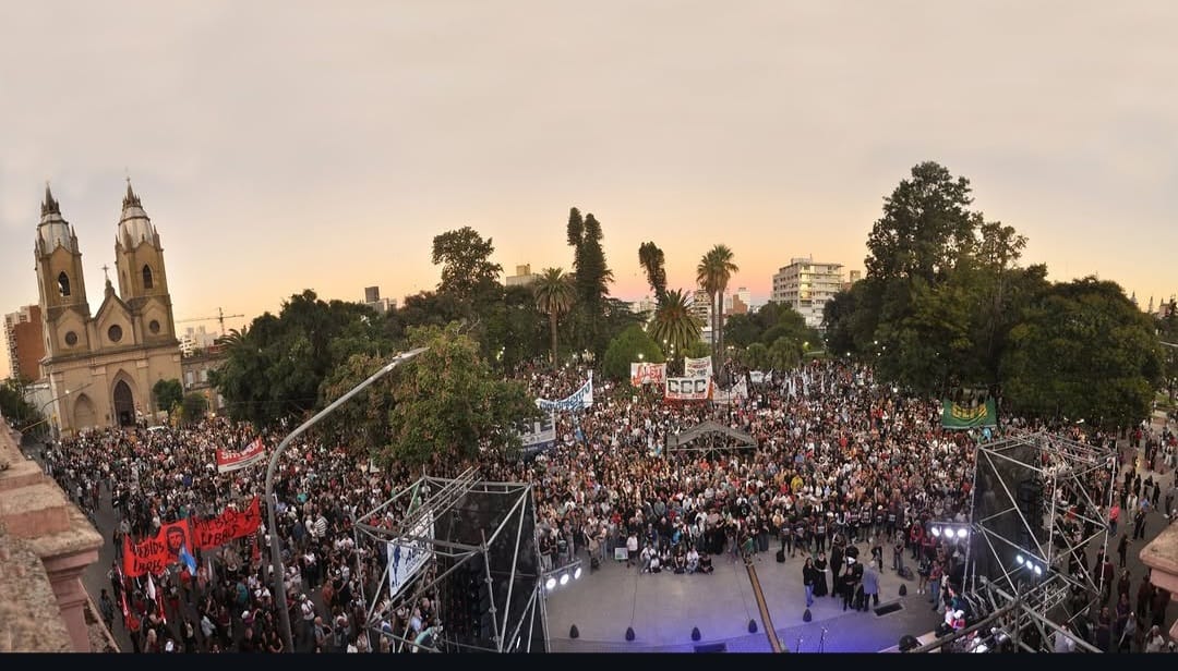 Ayer nuestro pueblo volvio a demostrar que tiene historia, tiene memoria y por eso no lo van a doblegar. 
No olvidamos, no perdonamos y  no nos reconciliamos!