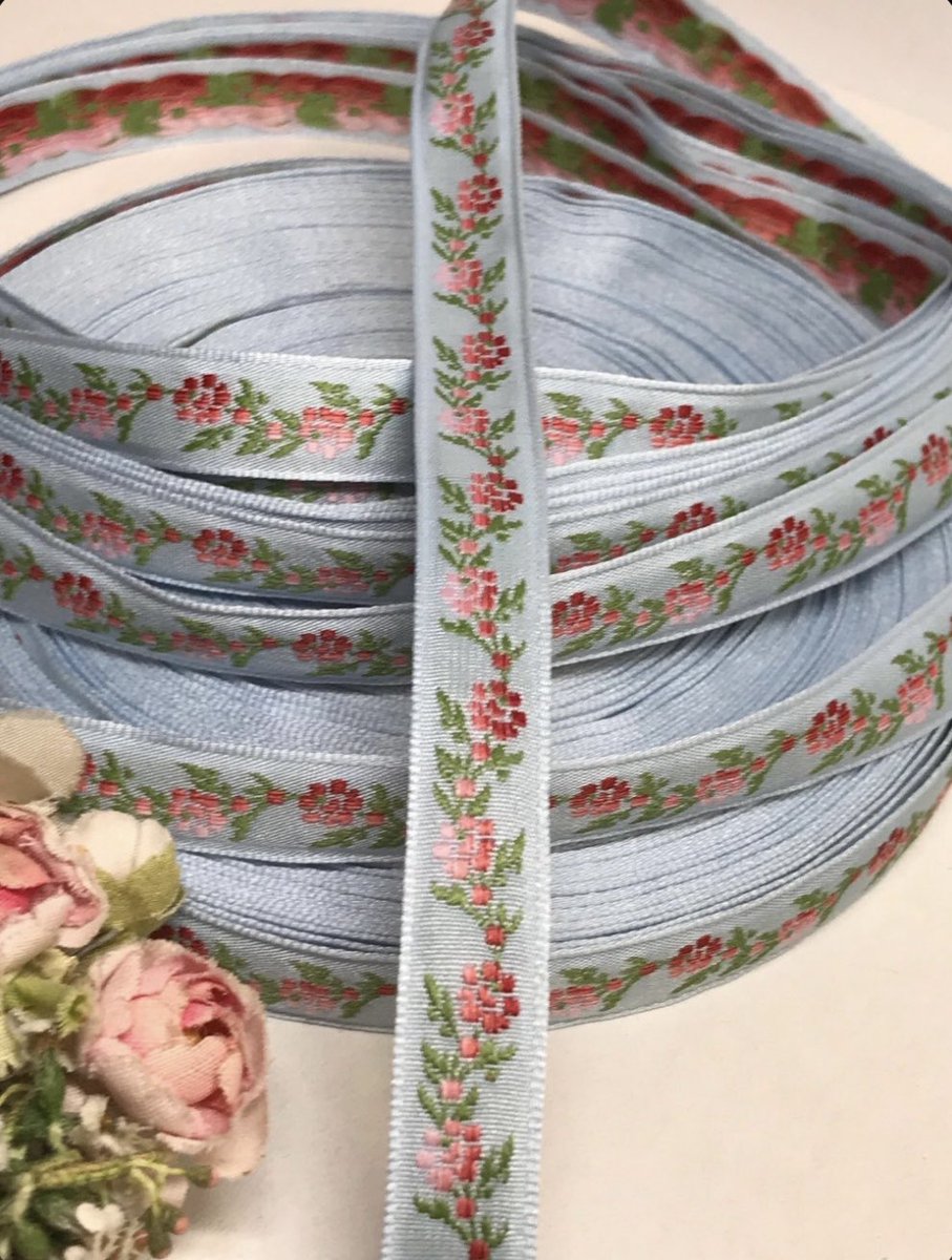 Elle Lookbook tweet media