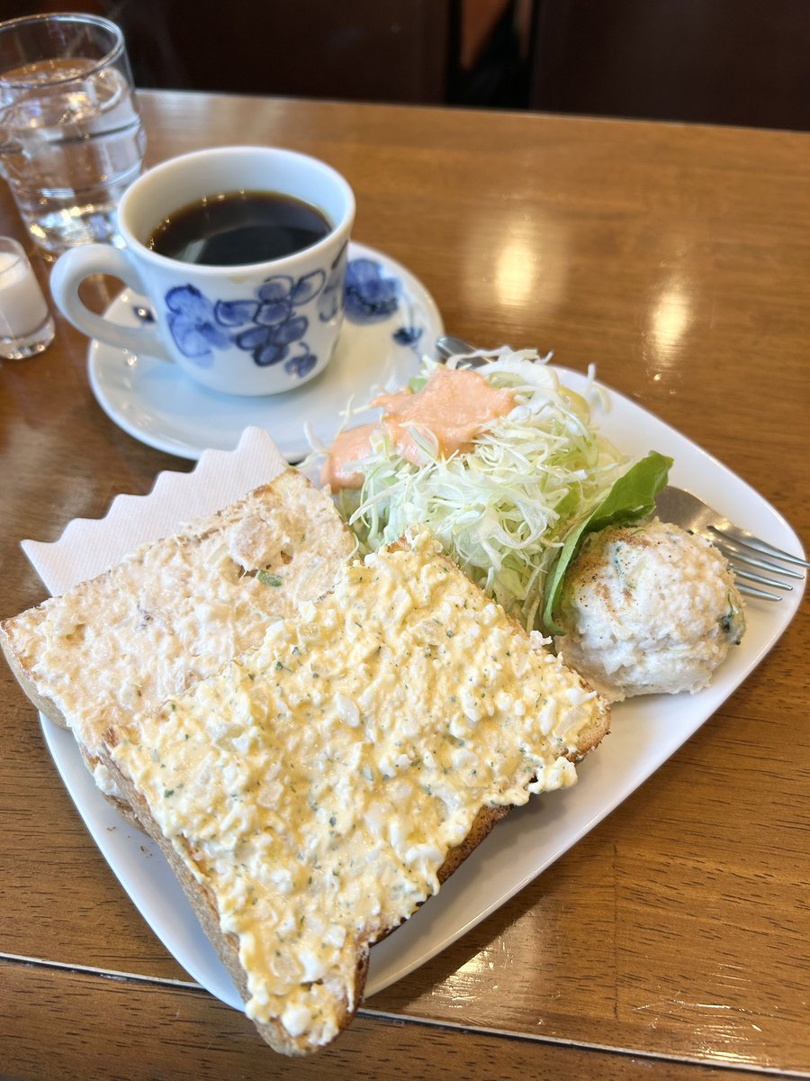 yone2840's tweet photo. 綱島駅にある地元民に愛されるレトロ喫茶 アデリータ。平日でも朝から賑わってる。人気のモーニングメニュー、ツナとタマゴのオープンサンド、ブレンドコーヒー。価格もリーズナブル。 https://t.co/uHeiLd2Ksw