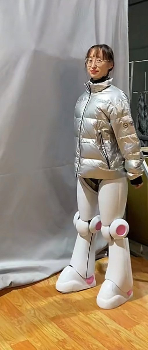 zhngy233535's tweet photo. white robot costume #costume #robot #cosplay https://t.co/Ppcu6BkxIo