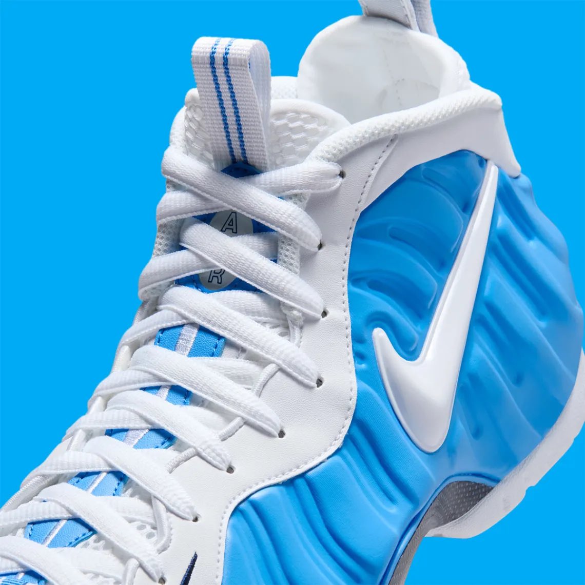 SneakerJawns's tweet photo. 23 years later… the Nike Air Foamposite Pro 'UNC' is back 👀🔥 Dropping March 27th — you ready?
🔗: https://t.co/tHYTAUXzI3
#Nike #Foamposite #UNC #SneakerDrop https://t.co/WAx6mAv0wv