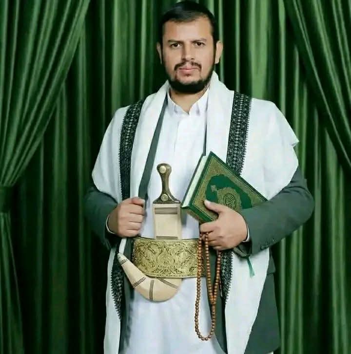 موسى هناوالعصاءفي يمينه 
والبحرلحمرحمرلعيان بينه