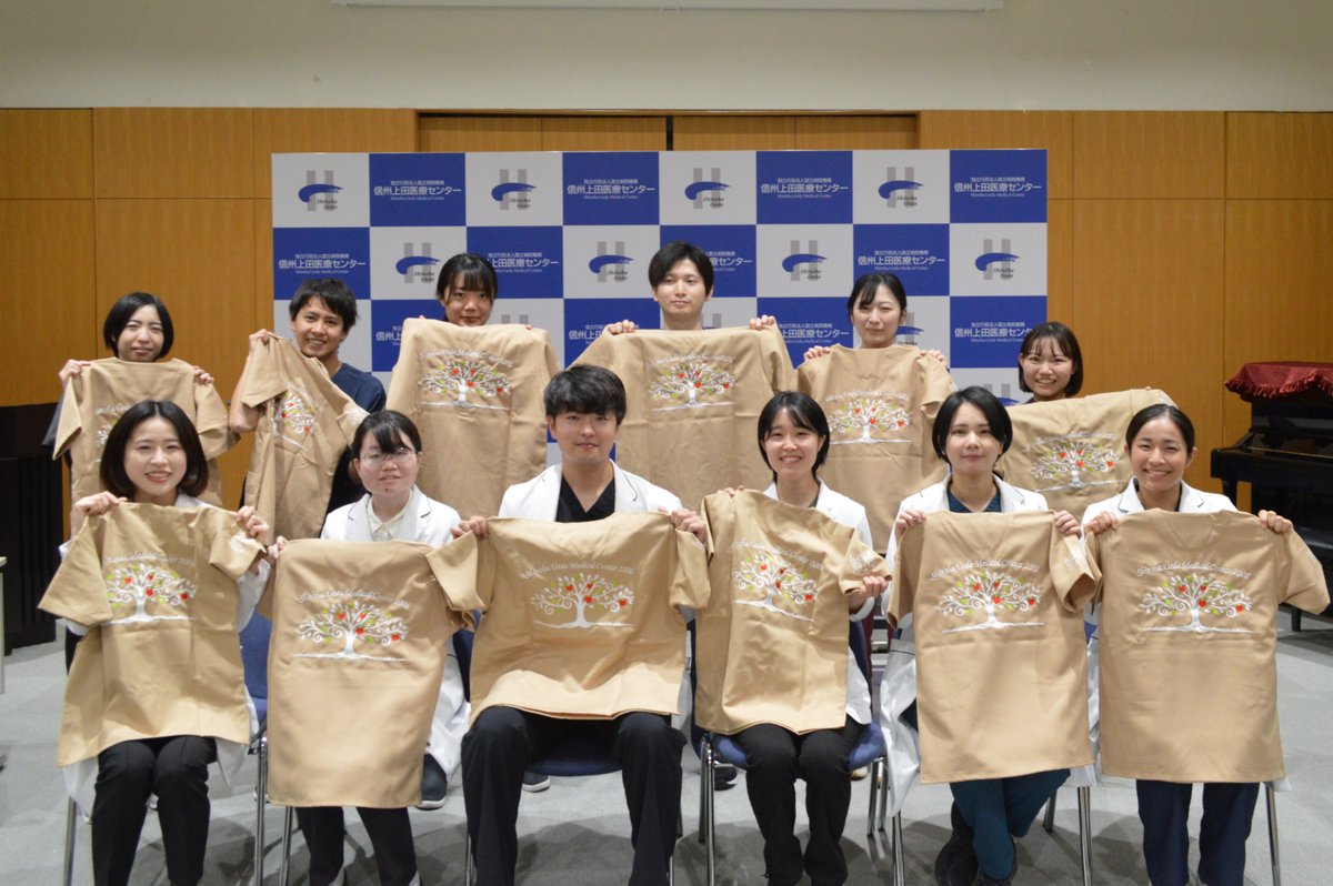 3月19日、当院の地域医療教育センターで令和6年度研修医の修了式を執り行い、6名のドクター達が各病院へと飛び立ちました。横山院長、吉村副院長・教育センター長、令和7年度研修医が温かく見送り、オリジナルデザインの記念品を贈呈しました。皆様の医療最前線でのご活躍を期待しています。