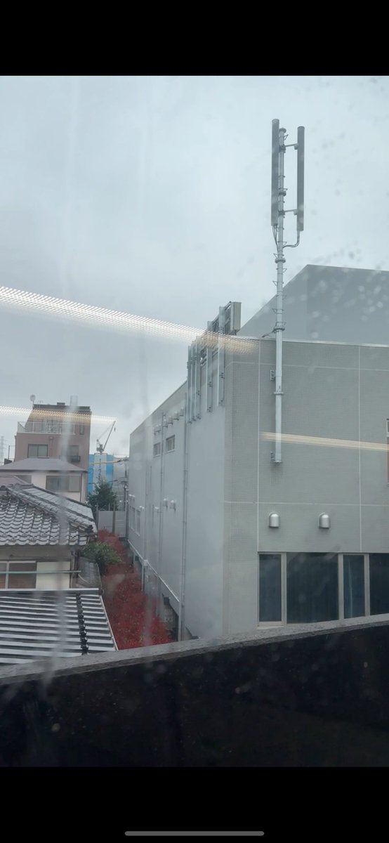 Antena_net's tweet photo. わお！中央線の吉祥寺と西荻窪の間にも
docomo新局できてるわ
頑張ってるなdocomoいいぞ！
壁面に全部つけちゃうスタイル多いな。
屋上面の防水いじらないのはあり。

#基地局
#docomo https://t.co/vPxRJtcinI