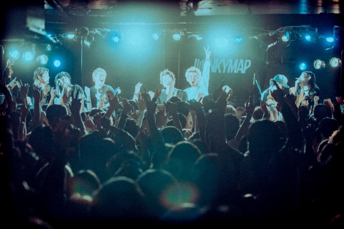 あおと tweet media