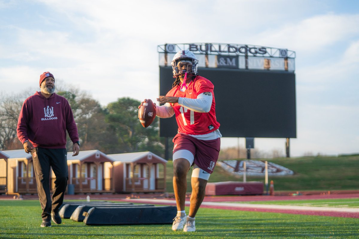 Coach__Evans's tweet photo. Doing what I love and loving what I do. #CoachEvans #QBWhisperer #QBEngineer https://t.co/c3JnIN1WKU