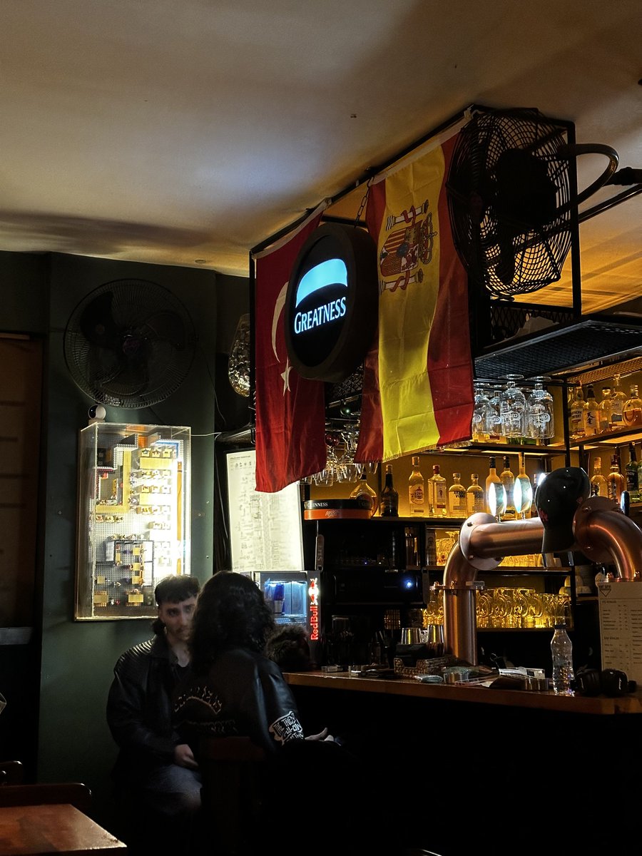 hrn's tweet photo. Un bar cualquiera en Estambul… #España #turquía https://t.co/f3wgIpghCM