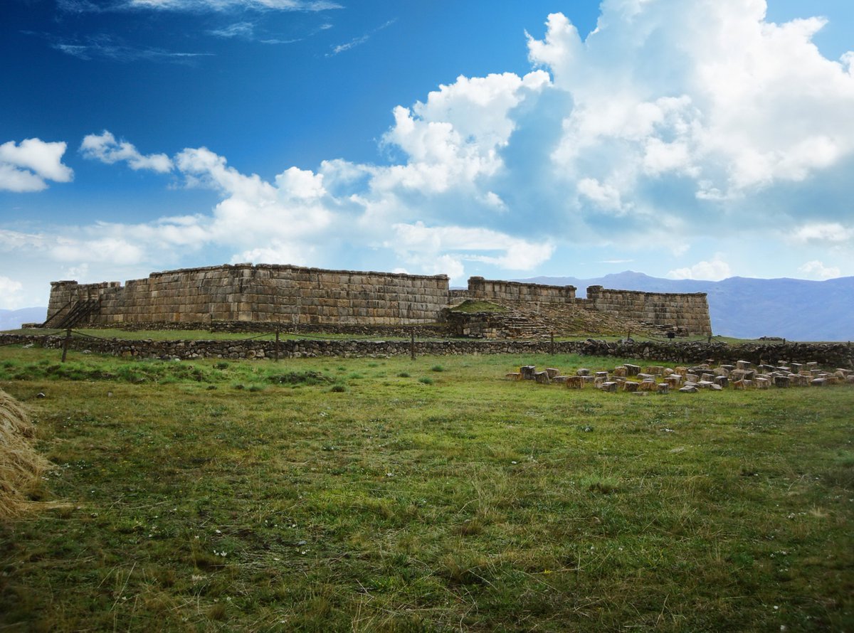 La caracterización de los caminos y sitios incas requiere del reconocimiento de las estructuras y evidencias
materiales, diferenciadas de acuerdo a su forma, ubicación y función, lo cual nos da una mejor comprensión de sus variaciones en el tiempo y del territorio que recorre.