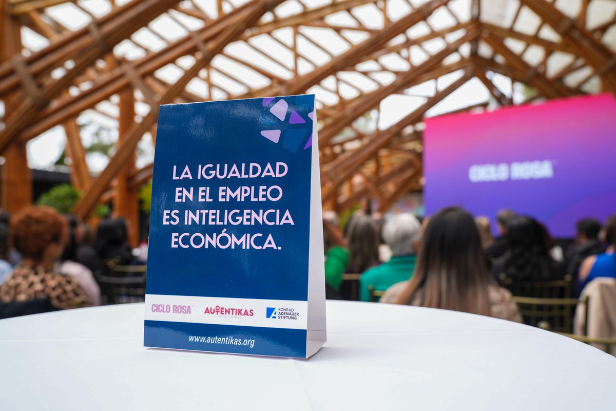 MinTrabajoEc's tweet photo. El ministro @haburbano participó en un encuentro sobre empleo femenino, donde la economía violeta se posicionó como eje de análisis.
Desde el Laboratorio de Innovación, Empleo y Economía Violeta se abordaron datos, brechas y estrategias clave para fortalecer la participación laboral y la dinamización económica. #ElNuevoEcuador
