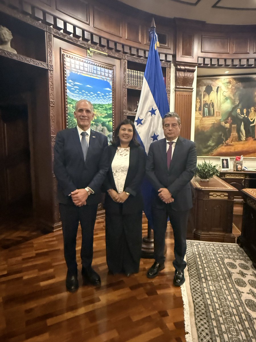 CCIE_CA's tweet photo. @CCIE_CA se reunión con Presidente de Honduras @Papialaordenh para conversar sobre la integración centroamericana la cual es de gran interés para el sector privado regional 
@Fecaica_ @fecamco @fecatrans0214  @fedecarga @FEDEPRICAP_CA @Fecagro @dfortinv @_caag @COHEPHonduras https://t.co/rLzVT4D10H
