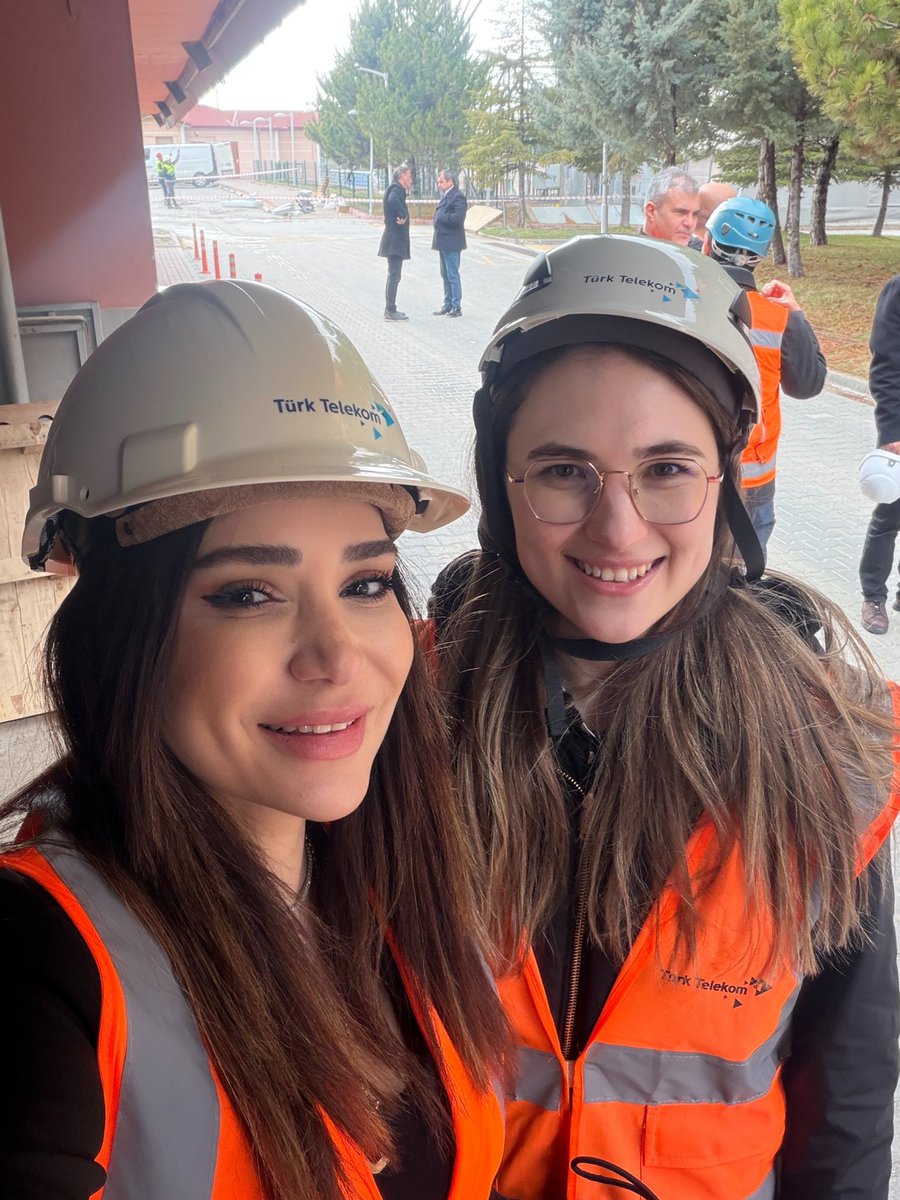 LyLalyel's tweet photo. Bugün başkentimizde sahadaydık. 5G yolculuğunu yerinde deneyimlerken kadın çalışanların desteği her zamanki gibi çok değerliydi.
#Herkesiçin5G
@TurkTelekom https://t.co/TuyaidQ9HX