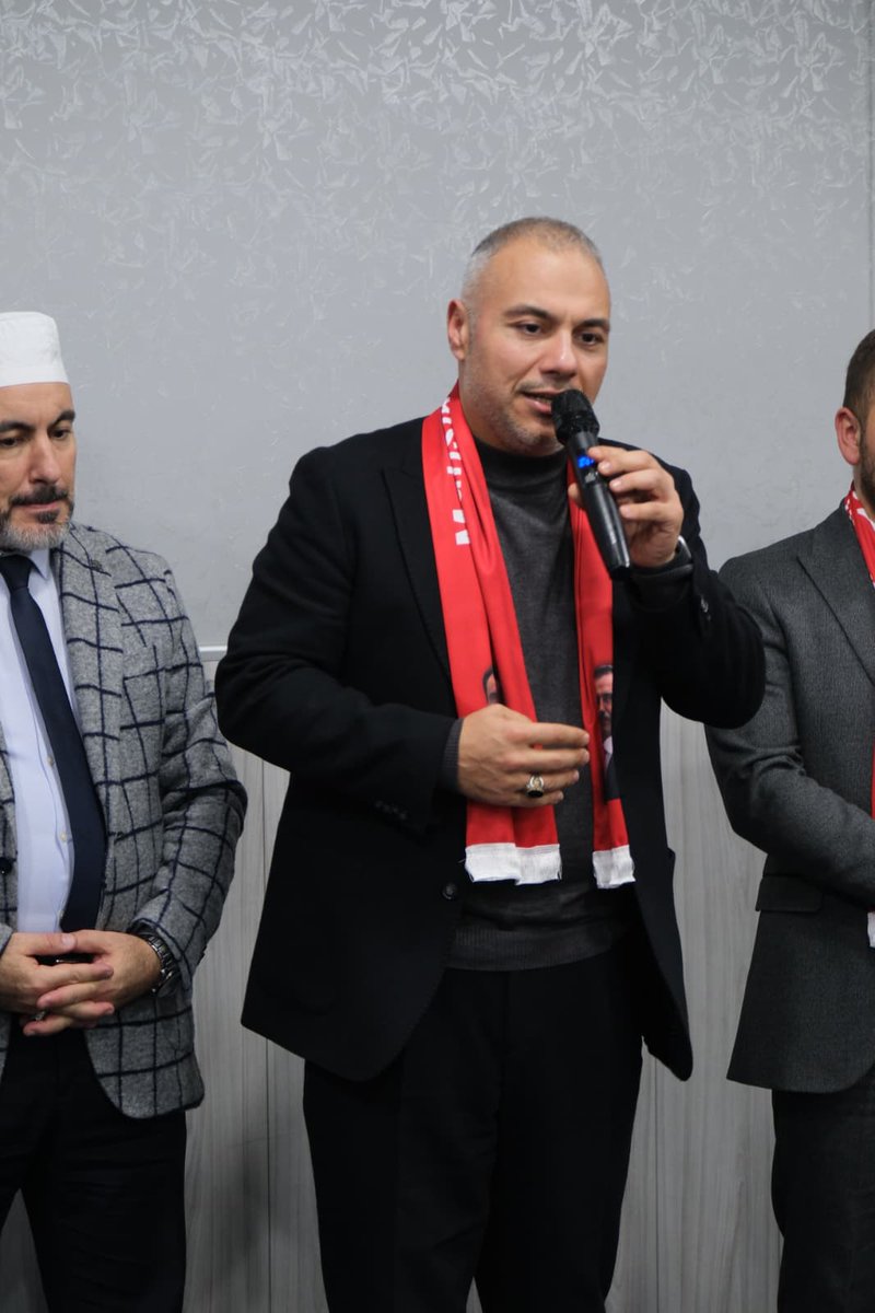 Cemozel63's tweet photo. Hafızlık eğitimi alan 60 öğrencilerimizle aynı sofrada buluşarak, Türk siyasetinin müstesna isimi Şehit Genel Başkanımız merhum Muhsin Yazıcıoğlu’nu  suikastin 17.yıl dönümünde dualarla yâd ettik.

Gerçekleştirilen anma programına İlçe Başkanımız Sayın Mehmet Cem Özel, Alperen Ocakları İlçe Başkanımız Sayın Mücahit Gürdal ve İlçe Yöneticilerimiz katılım sağlamıştır.

Bu anlamlı buluşmada, merhum liderimizin dava şuuru, millet sevdası ve örnek şahsiyeti bir kez daha hatırlanmış; genç hafızlarımızın dualarıyla yad edilmiştir. Rabbimiz, Muhsin Yazıcıoğlu başkanımıza rahmet eylesin, mekânını cennet eylesin.

@kcekmecebbp | @s_selimsimsek