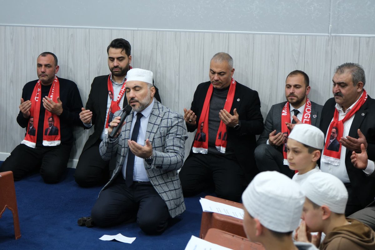 Cemozel63's tweet photo. Hafızlık eğitimi alan 60 öğrencilerimizle aynı sofrada buluşarak, Türk siyasetinin müstesna isimi Şehit Genel Başkanımız merhum Muhsin Yazıcıoğlu’nu  suikastin 17.yıl dönümünde dualarla yâd ettik.

Gerçekleştirilen anma programına İlçe Başkanımız Sayın Mehmet Cem Özel, Alperen Ocakları İlçe Başkanımız Sayın Mücahit Gürdal ve İlçe Yöneticilerimiz katılım sağlamıştır.

Bu anlamlı buluşmada, merhum liderimizin dava şuuru, millet sevdası ve örnek şahsiyeti bir kez daha hatırlanmış; genç hafızlarımızın dualarıyla yad edilmiştir. Rabbimiz, Muhsin Yazıcıoğlu başkanımıza rahmet eylesin, mekânını cennet eylesin.

@kcekmecebbp | @s_selimsimsek