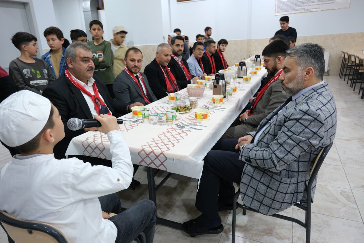 Cemozel63's tweet photo. Hafızlık eğitimi alan 60 öğrencilerimizle aynı sofrada buluşarak, Türk siyasetinin müstesna isimi Şehit Genel Başkanımız merhum Muhsin Yazıcıoğlu’nu  suikastin 17.yıl dönümünde dualarla yâd ettik.

Gerçekleştirilen anma programına İlçe Başkanımız Sayın Mehmet Cem Özel, Alperen Ocakları İlçe Başkanımız Sayın Mücahit Gürdal ve İlçe Yöneticilerimiz katılım sağlamıştır.

Bu anlamlı buluşmada, merhum liderimizin dava şuuru, millet sevdası ve örnek şahsiyeti bir kez daha hatırlanmış; genç hafızlarımızın dualarıyla yad edilmiştir. Rabbimiz, Muhsin Yazıcıoğlu başkanımıza rahmet eylesin, mekânını cennet eylesin.

@kcekmecebbp | @s_selimsimsek