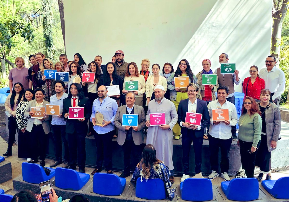 DoraisaGonzlez's tweet photo. Entregamos el “Premio Ciudadano por el Desarrollo Sostenible” de la @BJAlcaldia con la Agenda 2030 de la @ONU_es en reconocimiento de las y los benitojuarenses que han trabajado por tener una mejor localidad, país y mundo. Reafirmamos el compromiso por la gobernanza y el #Plan2045🌱🌎 porque todos luchamos por algo en cómun, nuestra comunidad. @LuisMendozaBJ 
Agradecemos el acompañamiento de las ONG’s e instituciones internacionales para felicitar a los premiados.
@supercivicosmx @LupisAnimalista @noseaswaste @MESHICO_ORG @LigaPeatonal