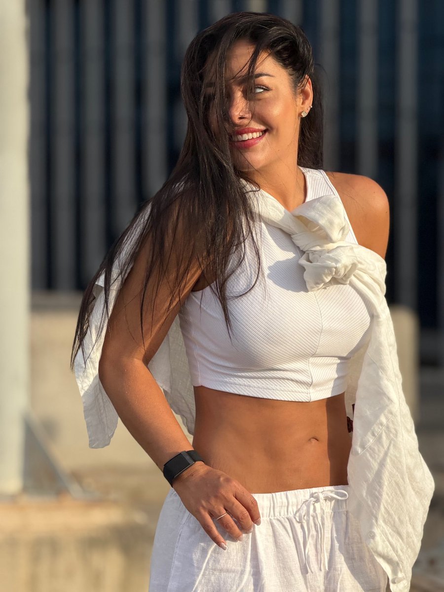 Larissa Riquelme tweet media