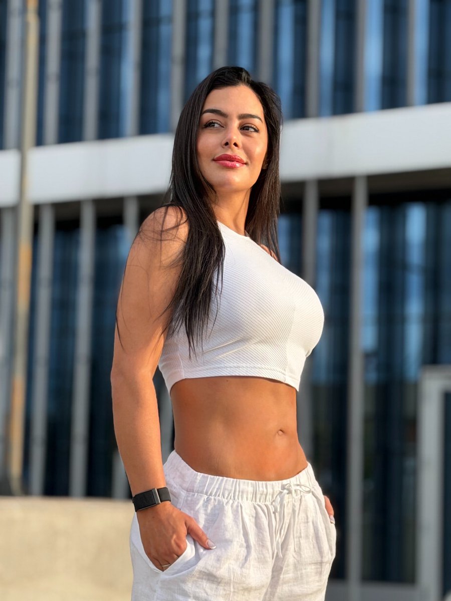 Larissa Riquelme tweet media