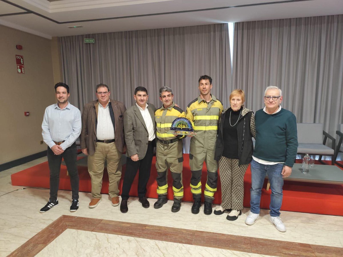 Agardecer a UGT-FiCA Galicia por la entrega del Premio Rogelia Mariña a #Brif Laza por el reconocimiento a la labor prestada en los incendios forestales.
