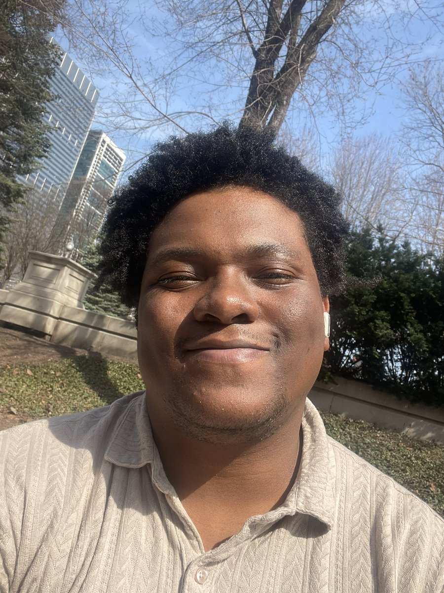 Perk of working downtown is going to get new comics to read in the park on my lunch break🥰🥰