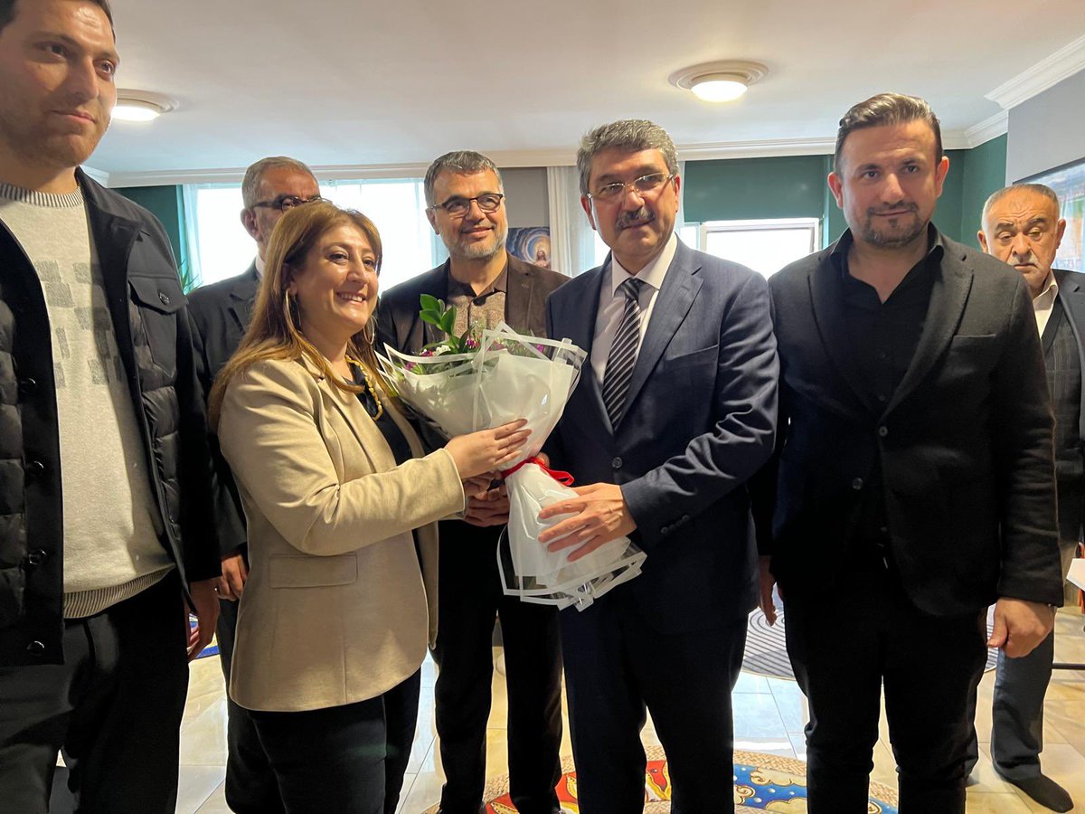 m_mujdeci's tweet image. Milletvekilimiz Sn. Ferhat Nasıroğlu ve teşkilatımızla birlikte Batman Çalışan Gazeteciler Derneği Başkanlığına seçilen Sn. @haticeturkan ve yönetimini ziyaret ederek hayırlı olsun dileklerimizi ilettik.

Kendilerine görevlerinde başarılar diliyorum.

#Batman #Basın @fnasiroglu